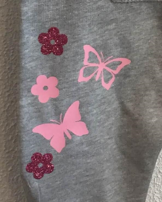 Grijze onesie 'Pink Butterfly' (met je naam)