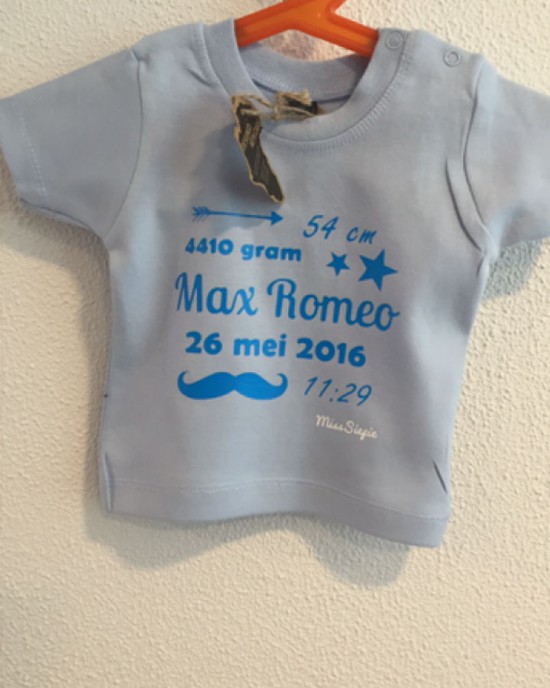 Baby-blauw geboorte t-shirt (met je naam)