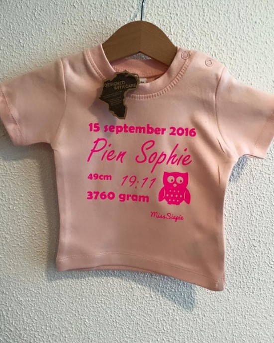 Baby-roze geboorte t-shirt (met je naam)
